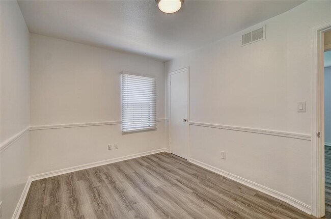 Building Photo - 817 Stahl Dr