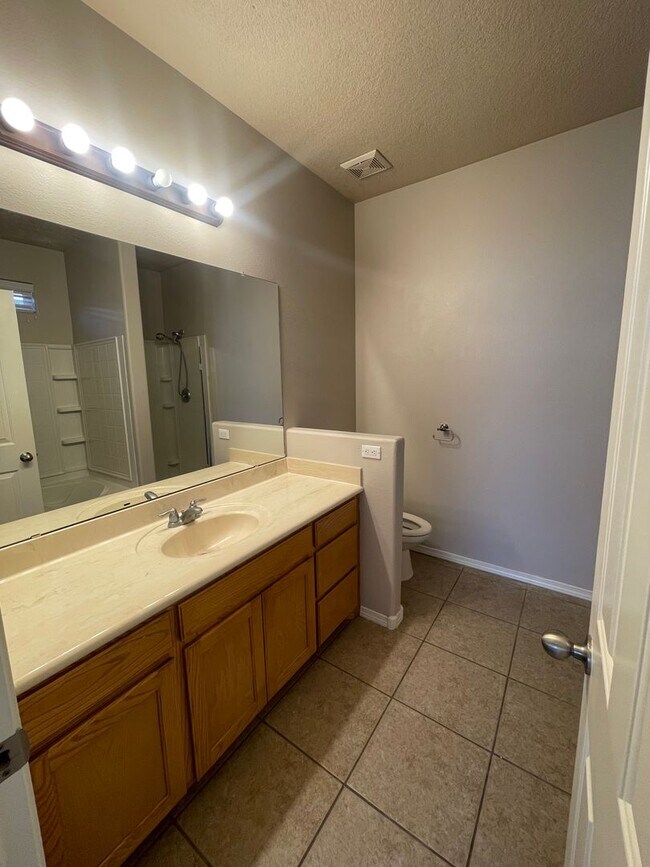 Building Photo - Great 3 Bedroom Home