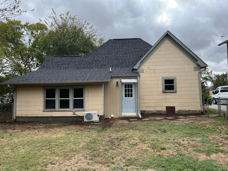 Building Photo - 1711 Halsell St