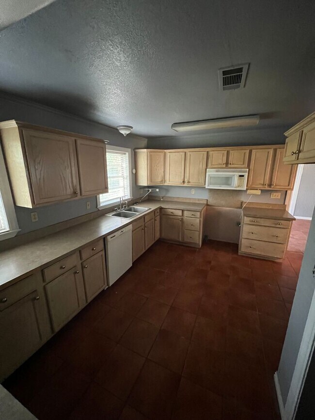 Building Photo - Massive 3/bed, 2 bath, newly updated!