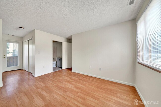 Building Photo - 601 Ravens Crest Dr