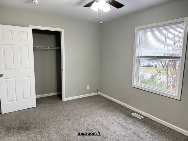 Building Photo - Just listed!