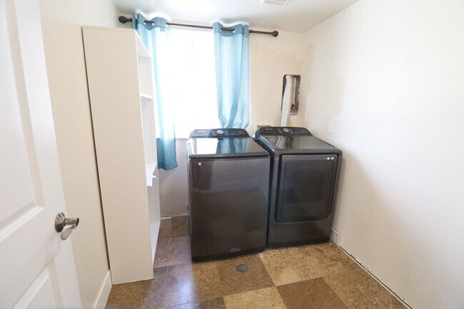 Building Photo - Large Pet Friendly House in the Foothills of Provo