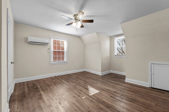 Building Photo - Spacious 1 Bedroom Duplex in Trinity Park, blocks from Duke! - Renovated & Pet Friendly