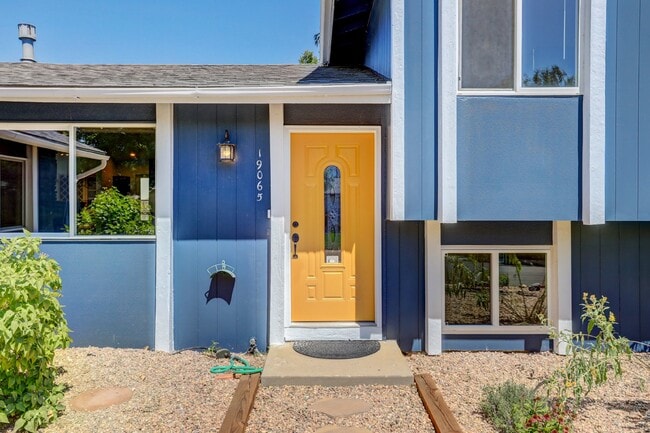 Building Photo - $3,200.00 - 3 Bedrooms, 2 Bathrooms, Singl...