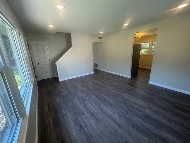 Building Photo - Valley Station 4 Bedroom