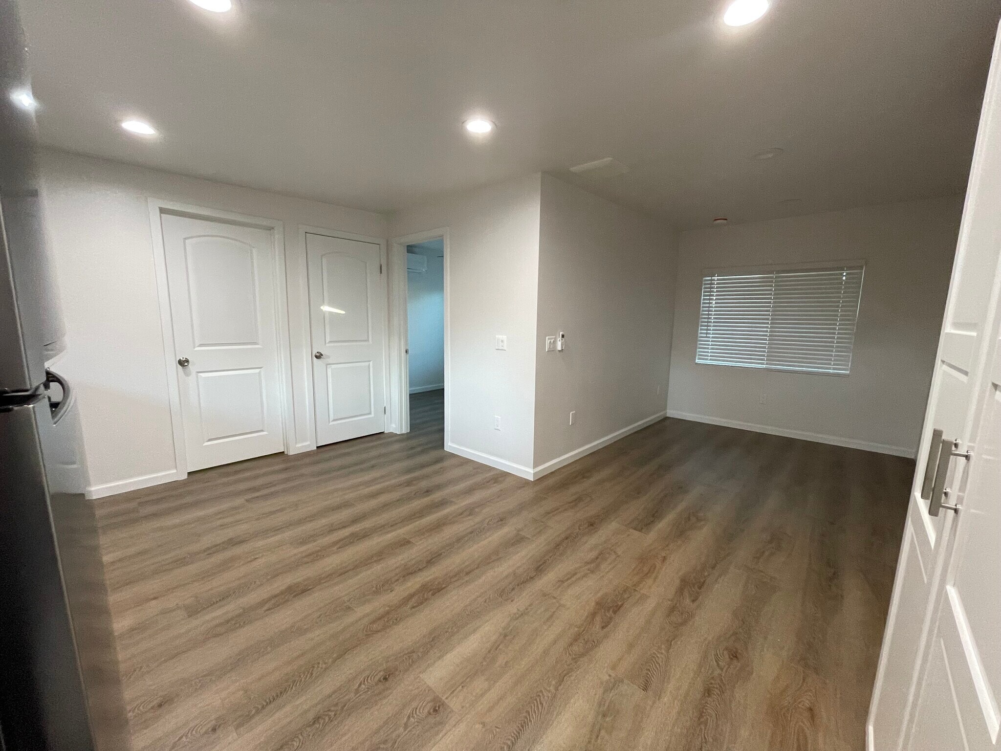 Building Photo - 9862 Orangewood Ave