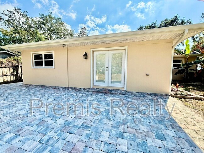 Building Photo - 2014 Pinehurst Dr