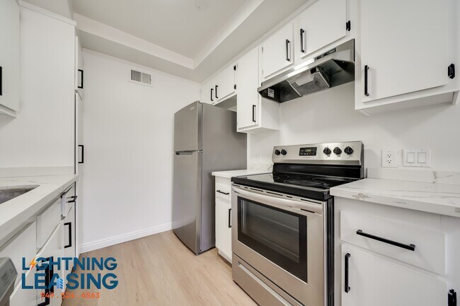 Building Photo - 14634 Magnolia-204B