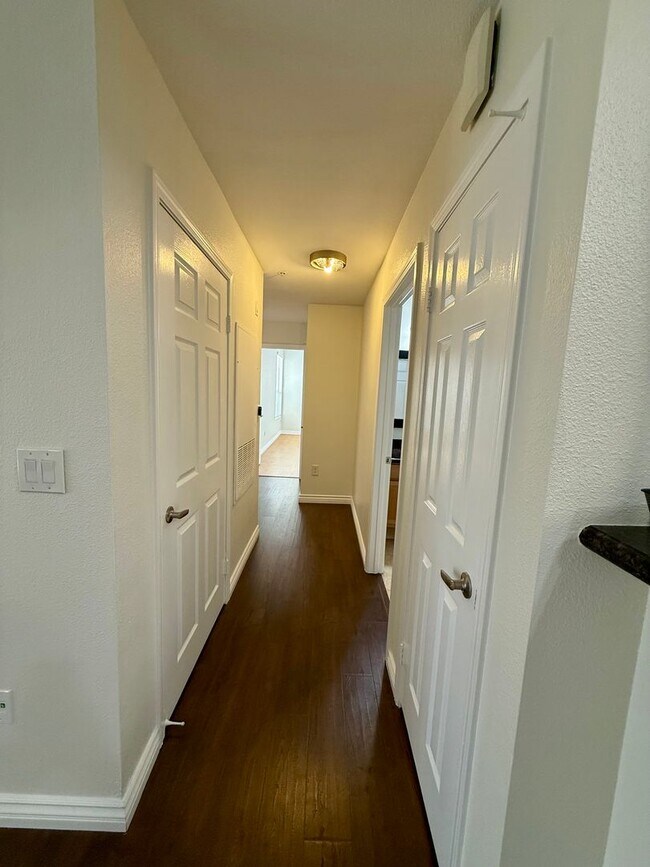 Building Photo - Charming 3 Bedroom 2 Bathroom Condo in the...