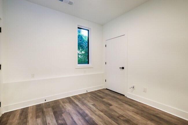 Building Photo - 50% OFF APPLICATION FEE! Sleek 2BR Townhome-Style Condo with Rooftop Deck