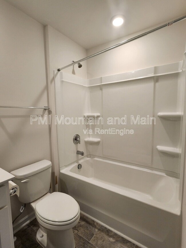 Building Photo - 16 Virginia Cmns Dr
