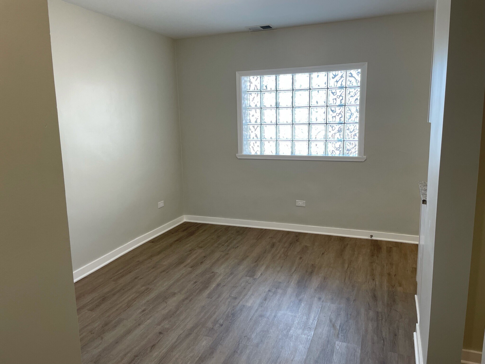 Building Photo - 2677 N Lincoln Ave