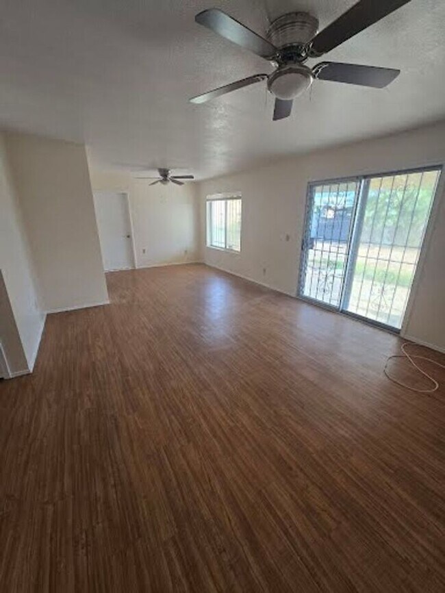 Building Photo - Spacious 4bd/2ba Featuring Central A/C and Large Private Yard