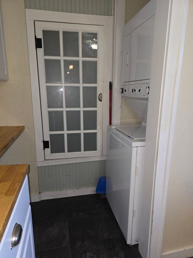 Building Photo - Big Tree Charmer 2 bed 1 bath.