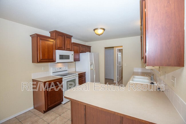 Building Photo - 1902 SW Fremont Rd