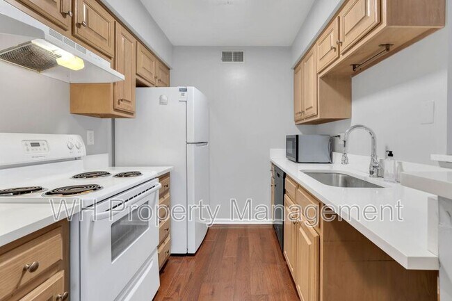 Building Photo - 1620 18th Ave S