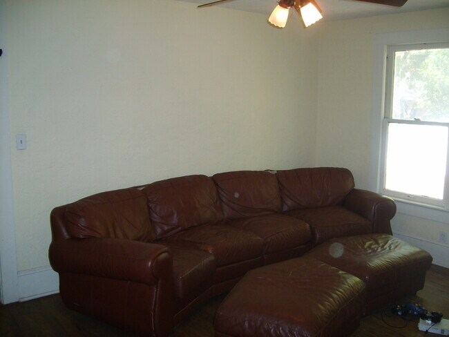 Building Photo - Huge 3 Bedroom, 1 Bathroom Apartment Steps From UF in Fifth Avenue