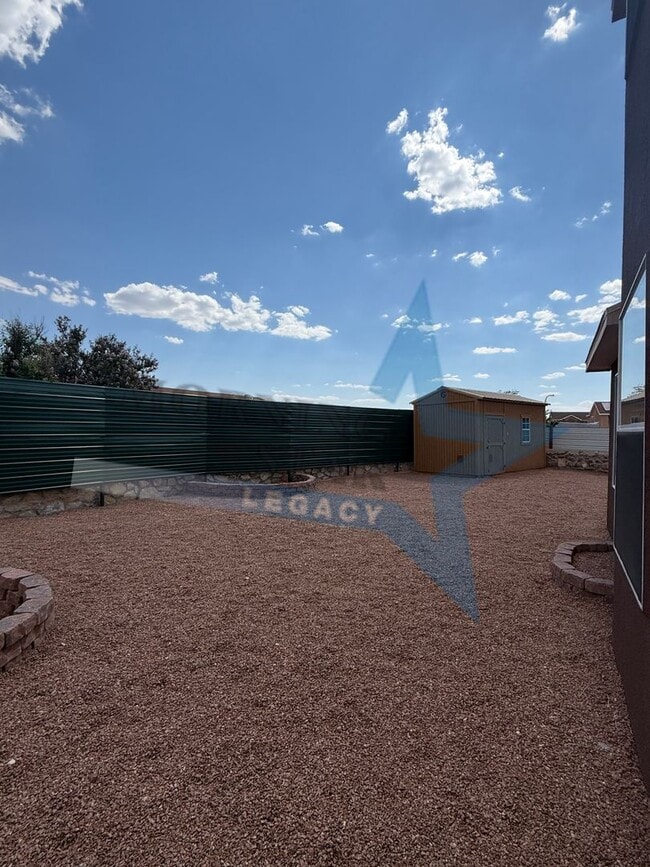 Building Photo - Inviting 3 bedroom 2.5 bath waiting to be ...