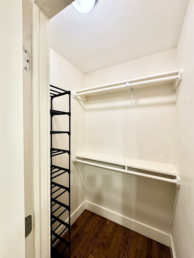 Building Photo - 1035 Louise St