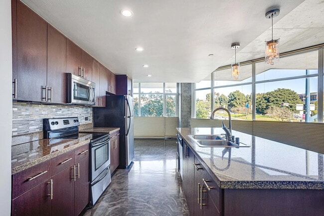 Building Photo - "Chic Urban Retreat: Spacious 1-Bedroom Oasis in the Heart of San Diego!"