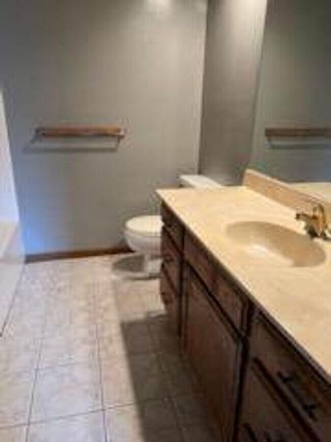 Building Photo - DUPLEX! 2 Bedroom 2 bathroom!