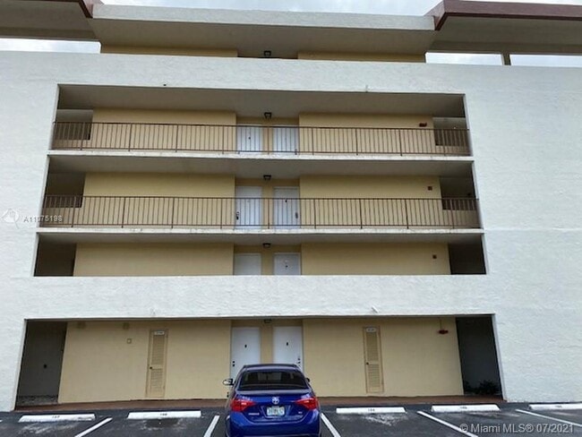 Building Photo - 8870 Fontainebleau Blvd