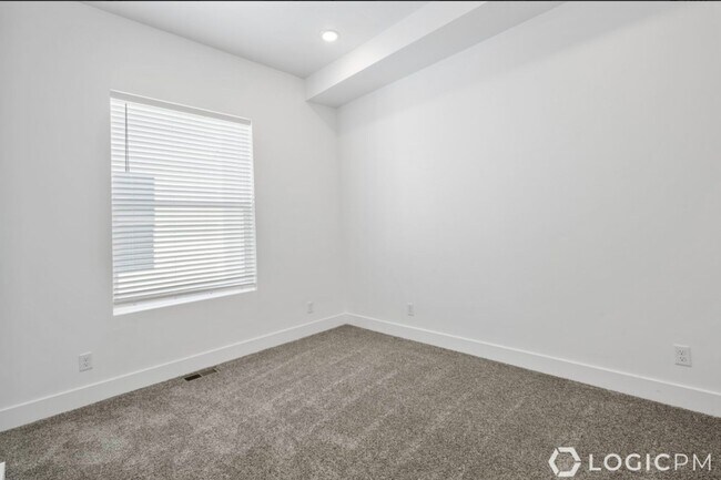 Building Photo - Stunning Mid-Row Townhome Near Downtown SLC!