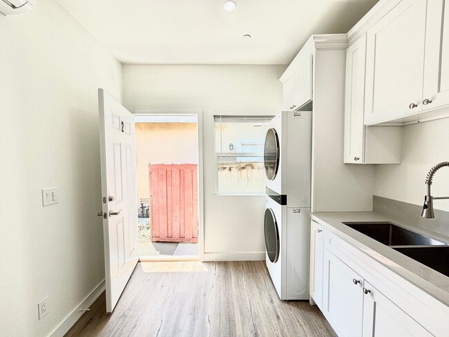 Building Photo - 351H2 - Oxnard | 2 Bed 1 Bath | Newly Reno...