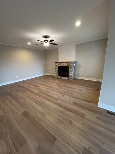 Building Photo - 122 Roseberry St