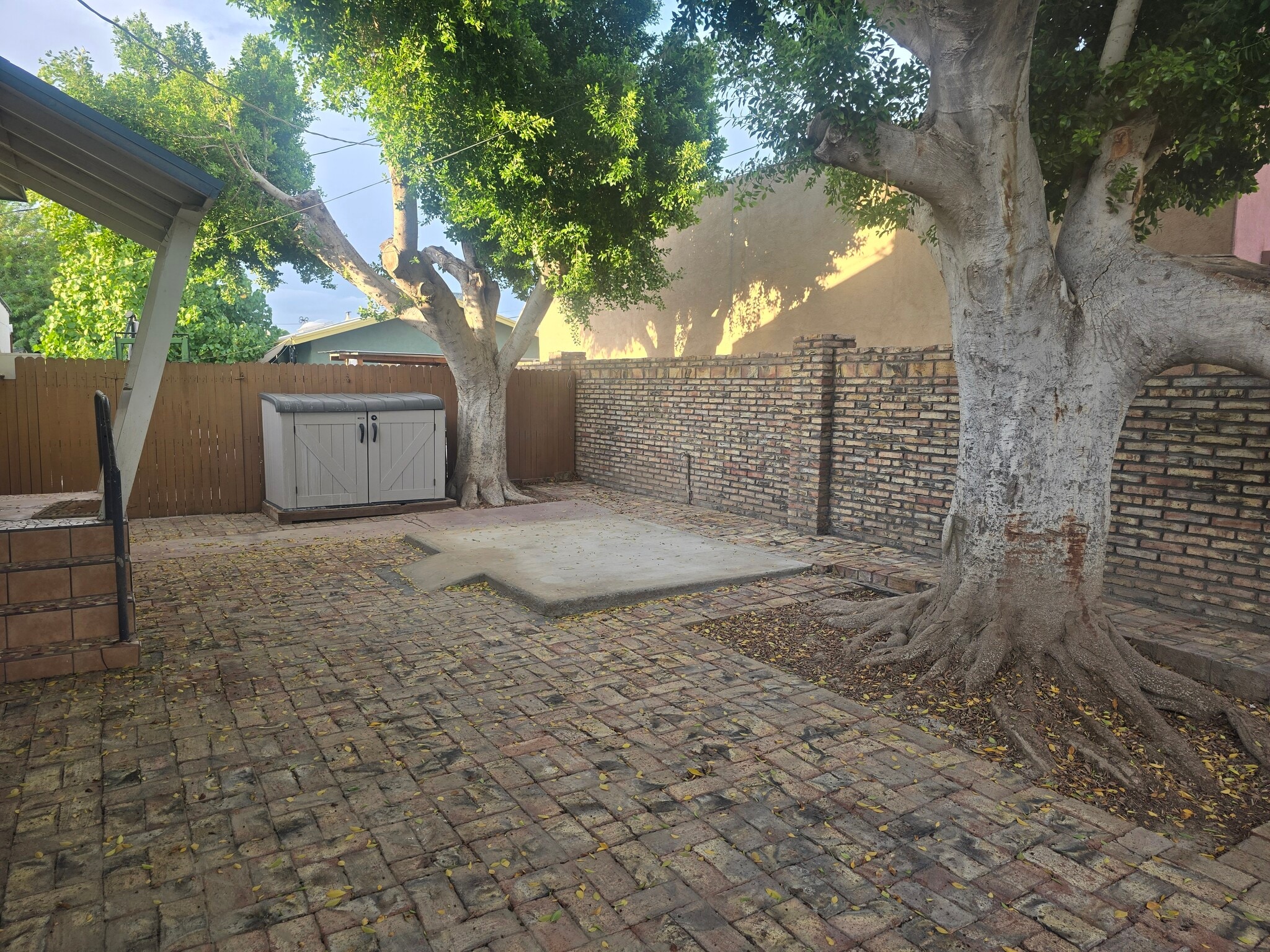 side yard_view2 - 2202 W 3rd St