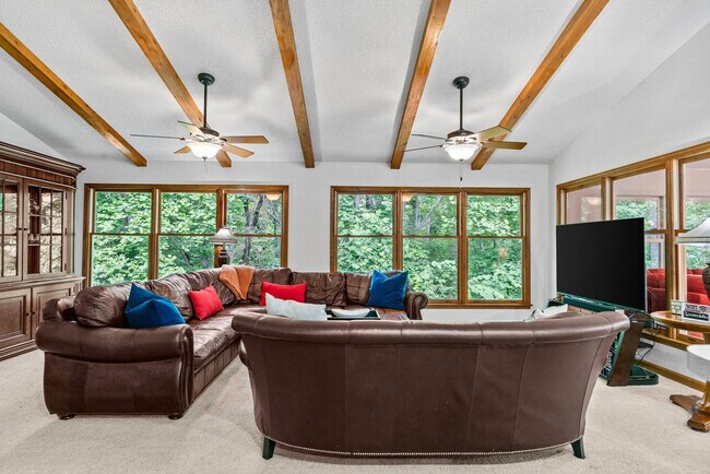 Building Photo - 723 Shorewood Cir