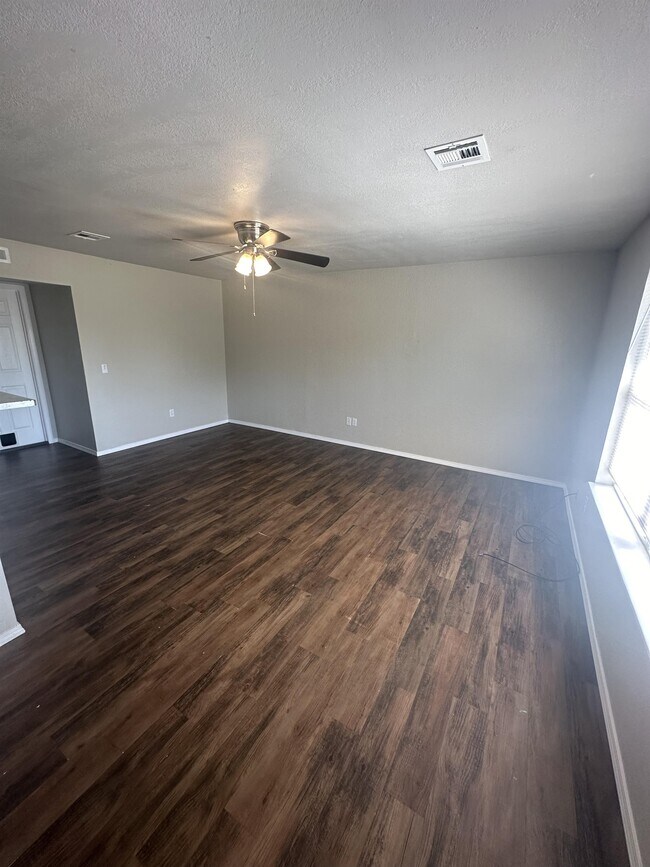 Building Photo - 632 Ramblin Oaks Dr