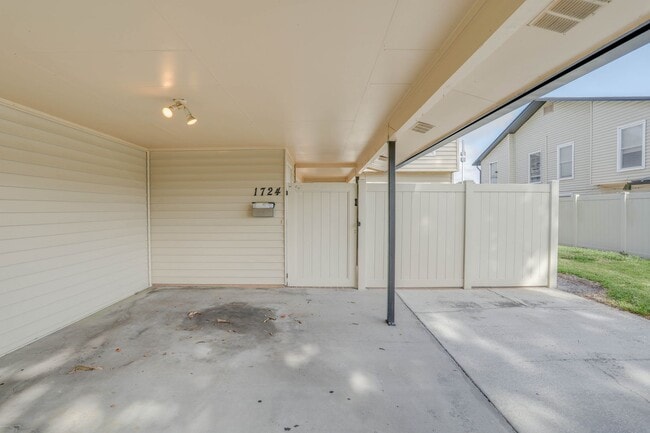 Building Photo - 1724 Townhall Ln