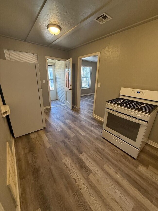 Building Photo - 1 Bedroom 1 Bathroom Duplex For Lease NOW!
