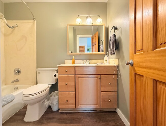 Building Photo - Beautiful One-Bedroom Condo near the Heart of Downtown SLC!