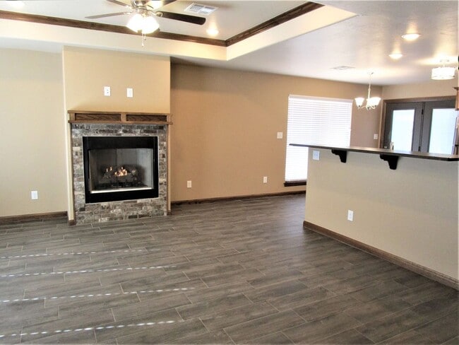 Building Photo - Like New!  3 bedroom 2 bath 2 car garage!