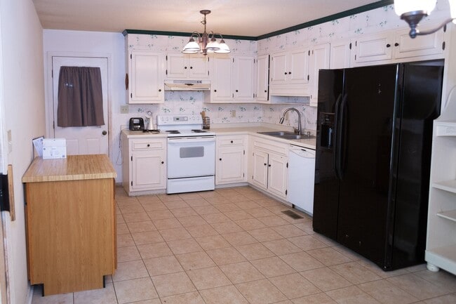 Building Photo - Available 3/2 house in Green Acres!