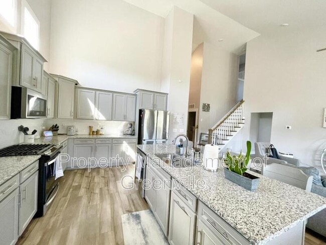 Building Photo - 501 Robinwood Pl