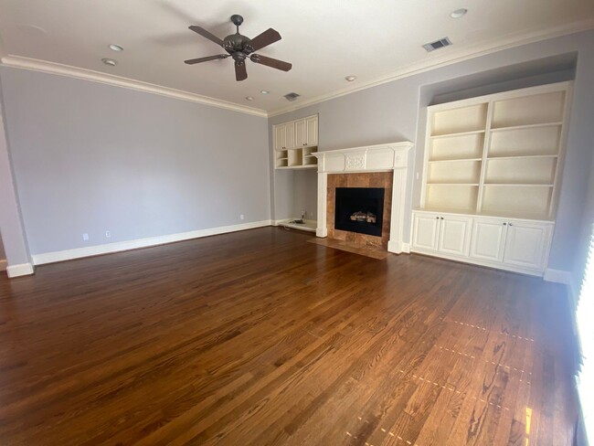 Building Photo - Two Bedroom, 3 level Condo in Oak Lawn