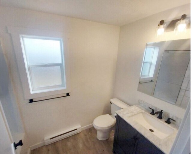Building Photo - Comfort, Convenience, Charm