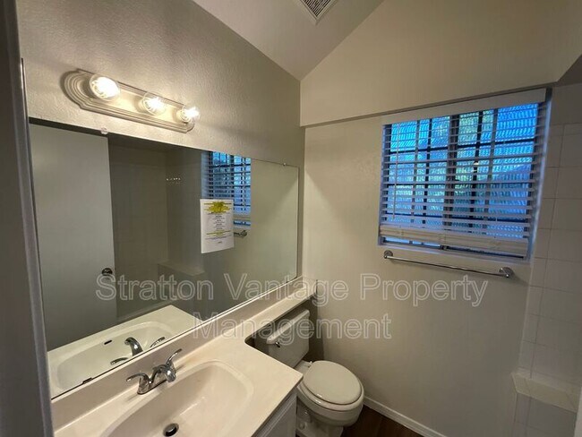 Building Photo - 441 S Maple