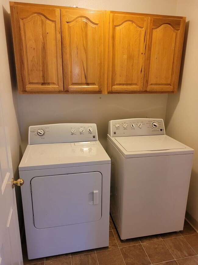 Building Photo - Milwaukie home- 3 bedroom 2.5 bath home wi...