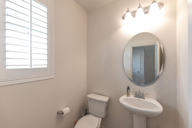 Building Photo - Beautifully Maintained 3 Bed, 2.5 Bath Home in Prime RiverPark Location