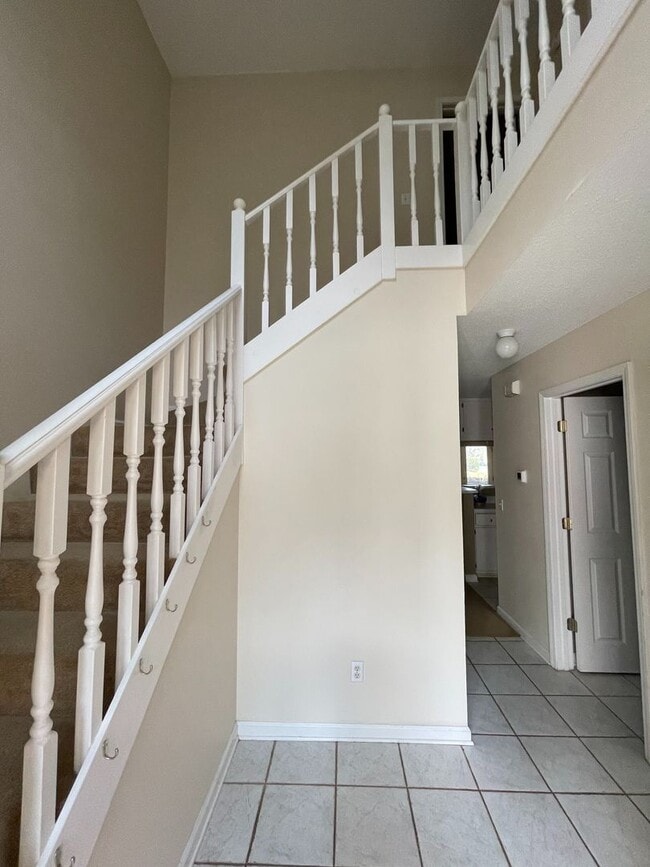 Building Photo - Briarwood West!!!   FULL PAINT!!!   FIREPLACE!!