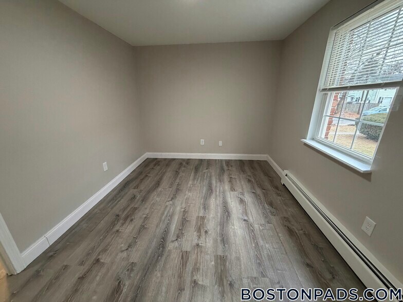 Building Photo - 71 Bernier St