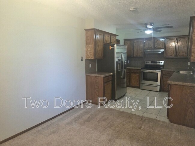 Building Photo - 663 W Perry Dr