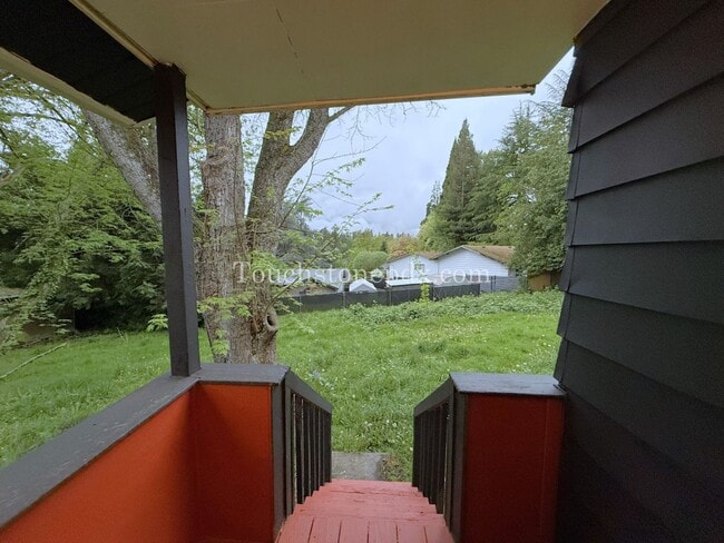 Building Photo - Bright Milwaukie Home with Deck and Large Yard!