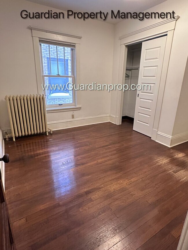 Building Photo - Spacious Condo With Office, Dishwasher, 1 Parking Space, Hardwood Floors, Free Laundry