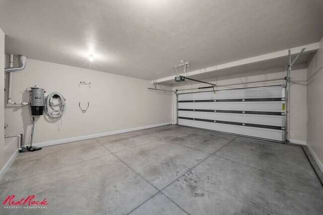 Building Photo - Charming 3 Bedroom Townhome